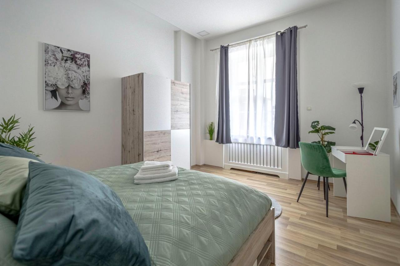 Chameleon Apartment